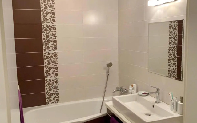 Modern apt, nice view and a walk to city centre