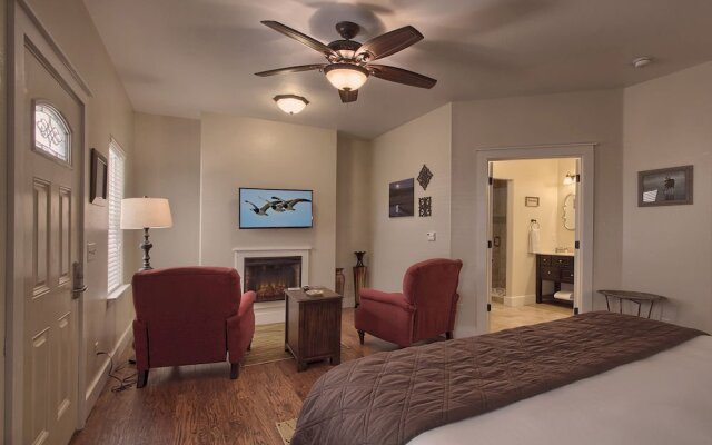 Outdoor Pool and Hot Tub Retreat - Enchanting Luxurious Haven