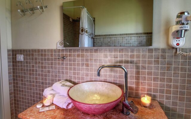 Luxurious Villa in Monte San Savino with Jacuzzi