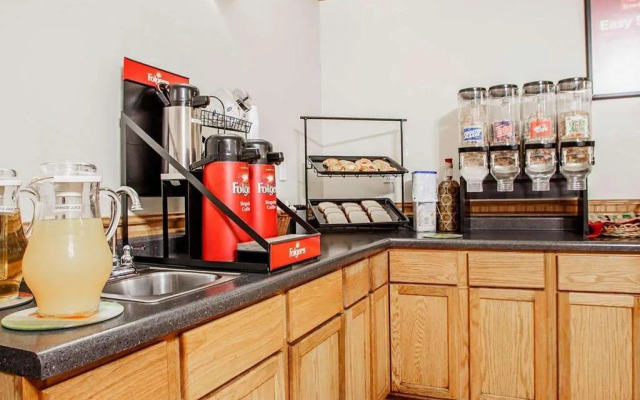 Econo Lodge Inn & Suites Newton