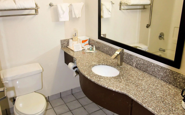 La Quinta Inn & Suites by Wyndham Fayetteville I-95
