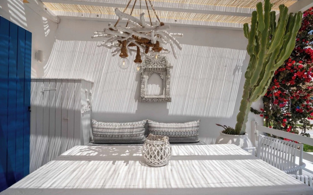 Phaedrus Living: Ornos Beach House Mykonos