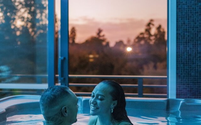 Hidden Lake Hotel and Apartments