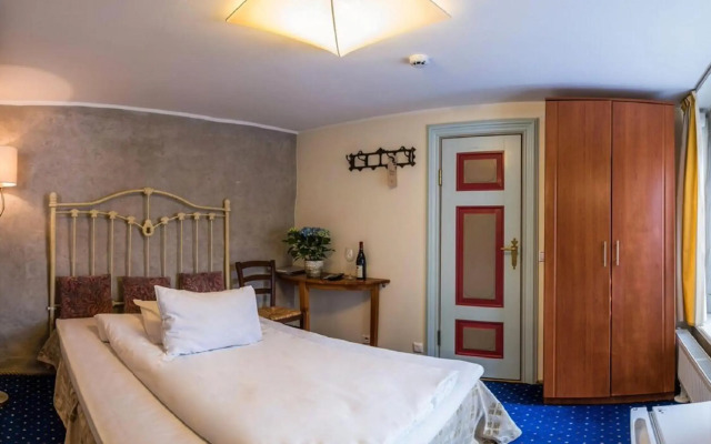 CRU Hotel