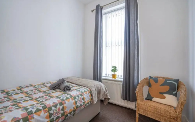 Spacious 3 Bed Flat-free Parking