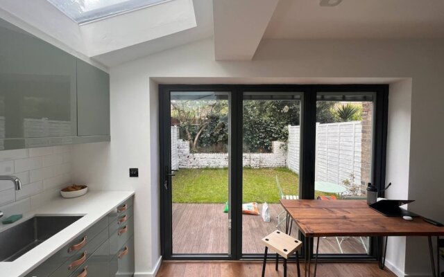 Contemporary 1 Bedroom Apartment in Peckham With Garden