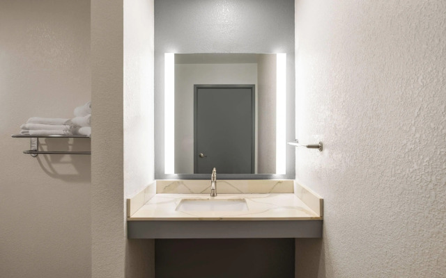 Super 8 by Wyndham Fort Bragg