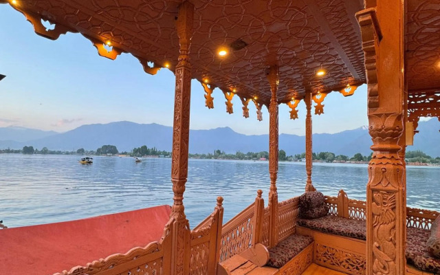 Peacock Houseboats