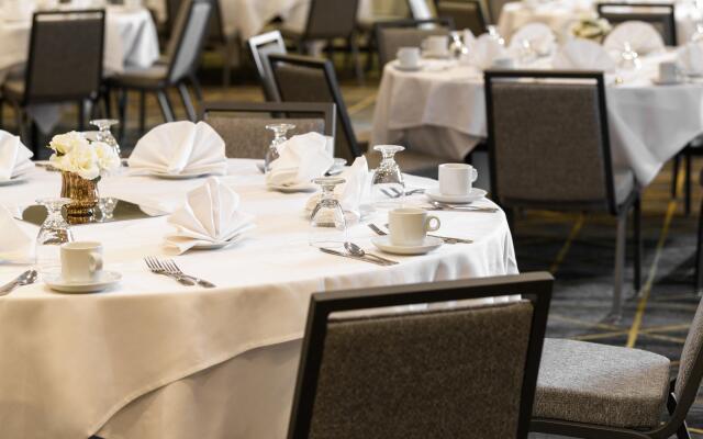 Holiday Inn & Suites Oakland Airport by IHG
