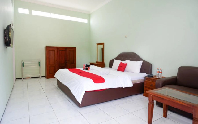 RedDoorz Plus near Stadion Wijaya Kusuma