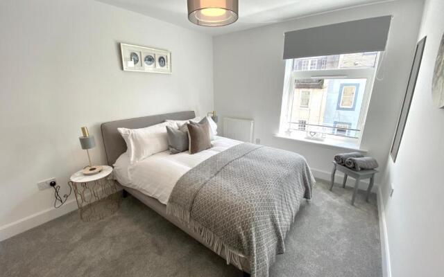High Street, Stylish City Centre Apartment, 3 Bed