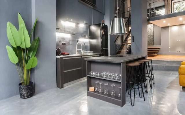 Modern Industrial Apt In Neos Kosmos