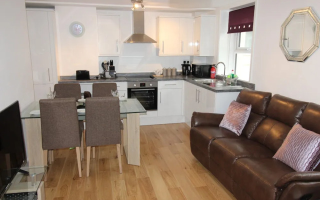 Modern two Bedroom Apartment Ideally Located