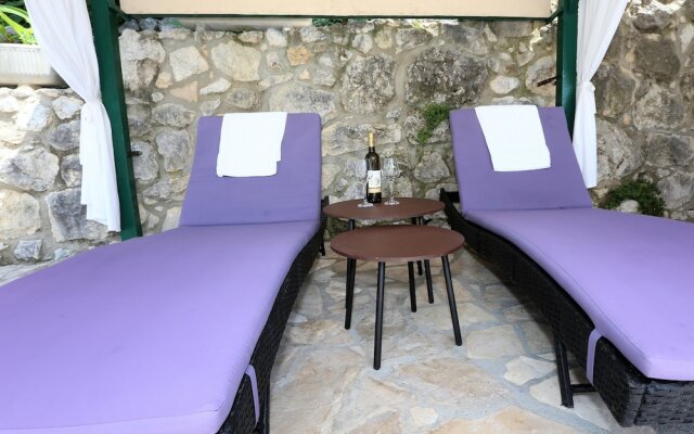 Holiday house in stone with heated pool