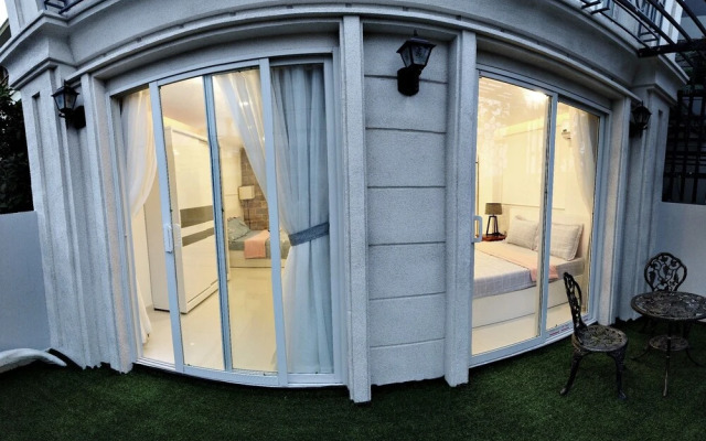 Smiley Apartment 8