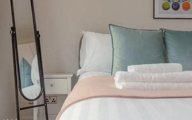 2 Bedroom Thames Apartment With Stunning Views