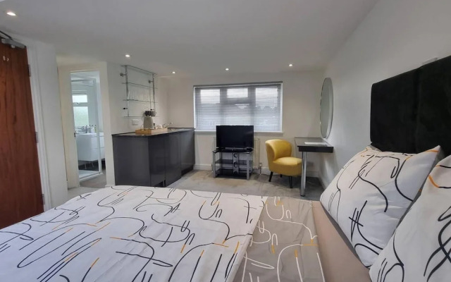 St Albans Stylish Suite With Kitchenette