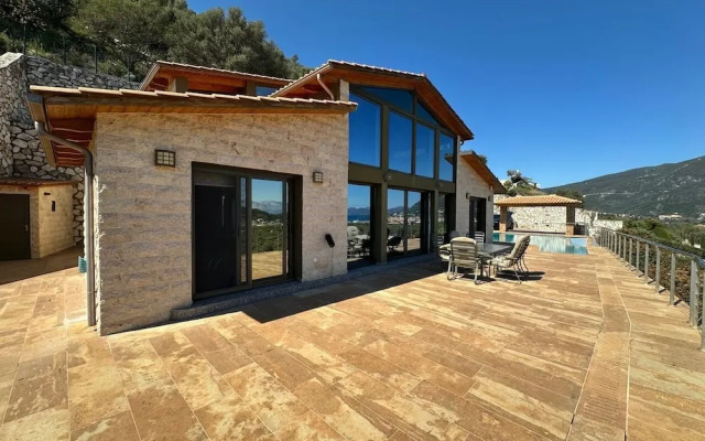Smaragdine Blue Villa