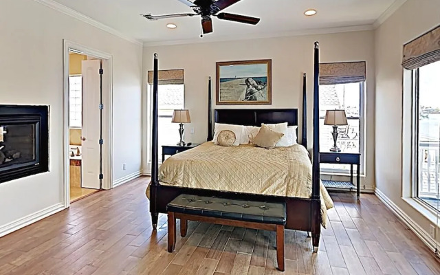 4121 West Bayside Way Home