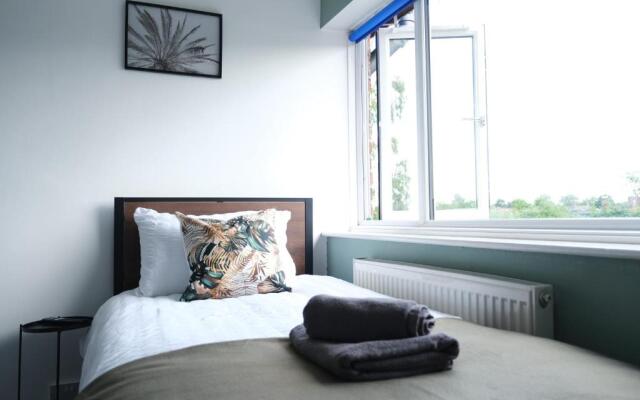 Northway House - Close to M62 and M6