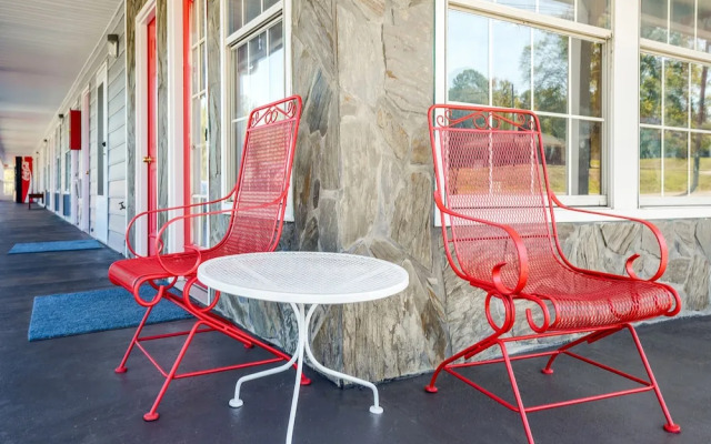 OYO Hotel Calhoun GA I-75 & US-41 Hwy