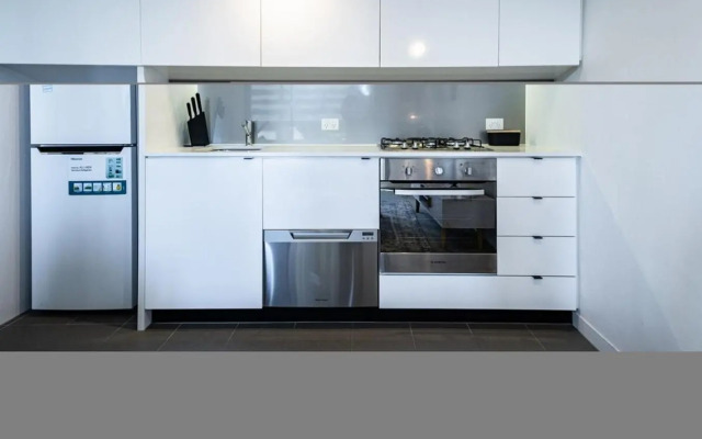 Bright 1BR1BA in MEL CBD+Balcony +wifi