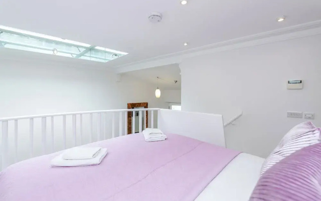 Distinctive apartment for 3 with mezz