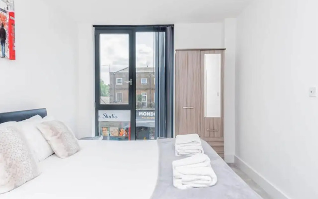 1-bed Apartment in Staines, Parking and Balcony