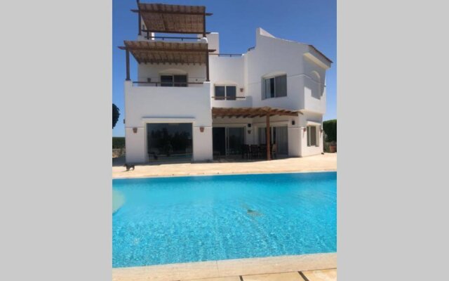 Villa with 5 bedrooms & 4 bathrooms - private heated pool