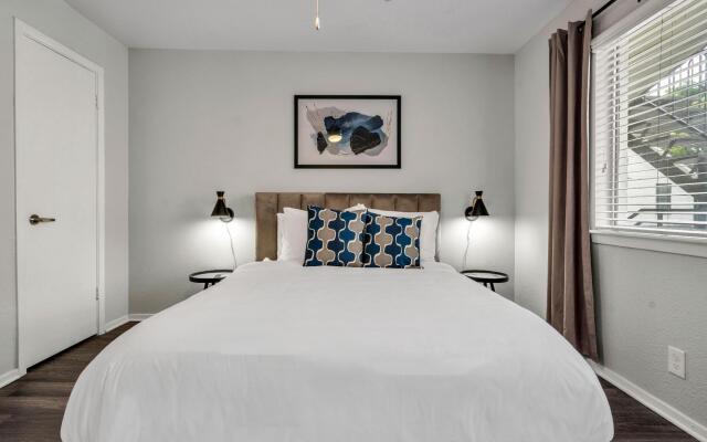 West University- 2BR- Parking- WiFi