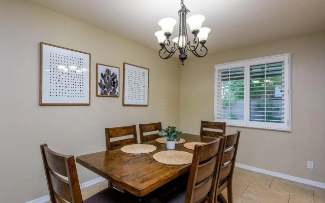 New Spacious Updated 5 Bedroom Home Pool