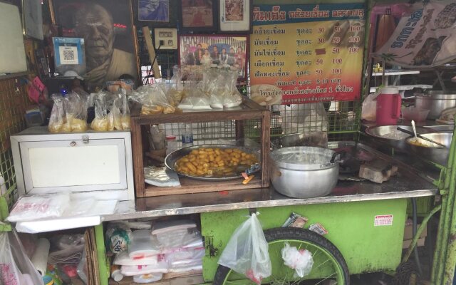 Baan Talat Phlu - Hostel