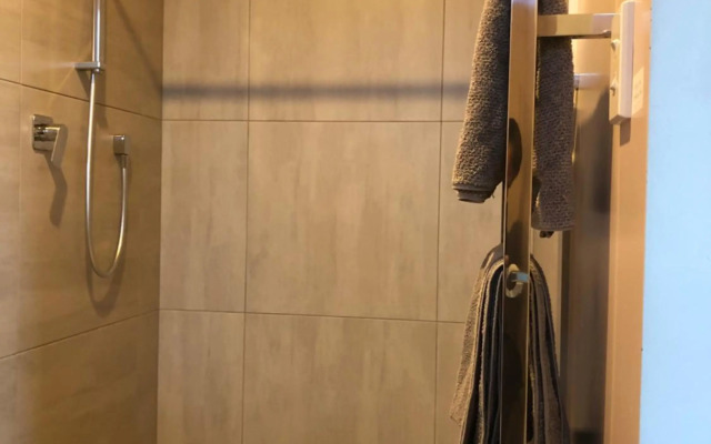 East Rock (Adults Only)