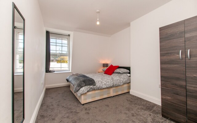 3 Bed Flat in Pedestrianized High Street