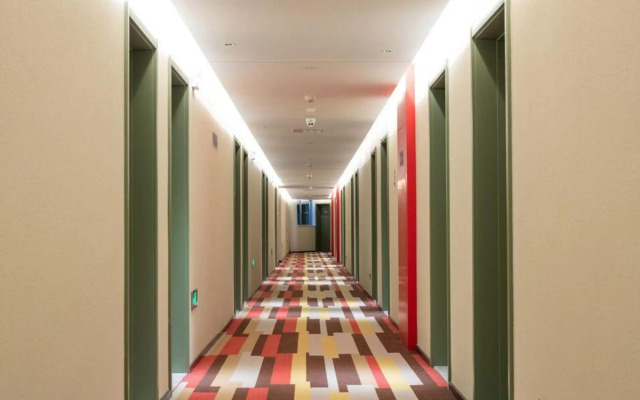 Ibis Hotel (Xianyang Qidi Science and Technology Park Baimahe Metro Station)