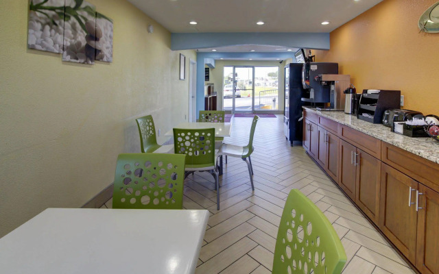 Econo Lodge at Military Circle