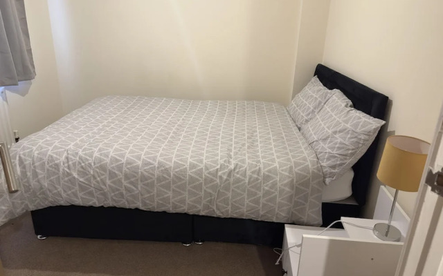 Lovely 2 Bedroom Family Holiday Home in London