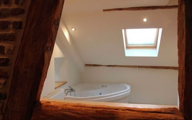 Attractive Holiday Home with Pool, Hot Tub, Fireplace near Spa