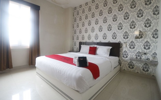 RedDoorz Plus near Universitas Negeri Makassar – Guest Rooms – Makassar
