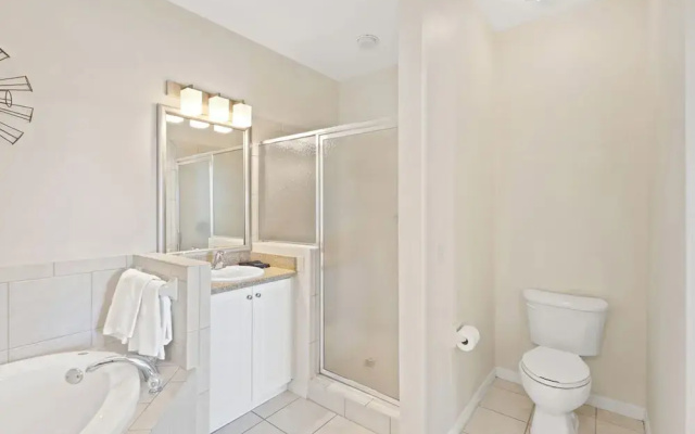 Genoa Vacation Rental: Stylish 2-BR Condo with Golf & Lake Views. Resort-Style Pool, Hot Tub, and Easy Access to Championship Golf. Minutes from Naples Beaches, 5th Avenue S, and Marco Island