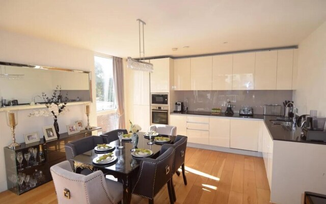 Luxury 3-bed Top Floor Penthouse in Brentford