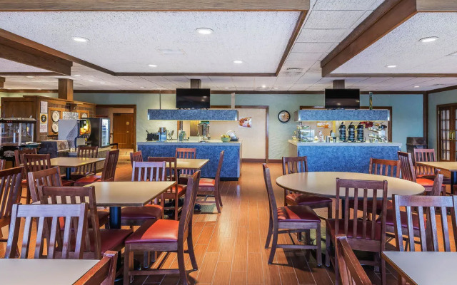 Holiday Inn Express Perrysburg (i-75)