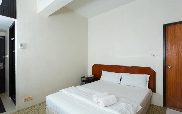 OYO 89619 De Choice Hotel