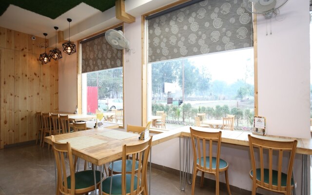 OYO 27743 Hotel Platina
