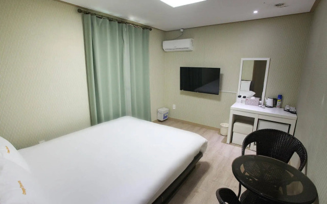 Orange Tree Hotel & Cafe