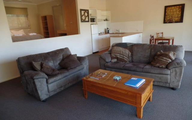 Waterfront Retreat At Wattle Point