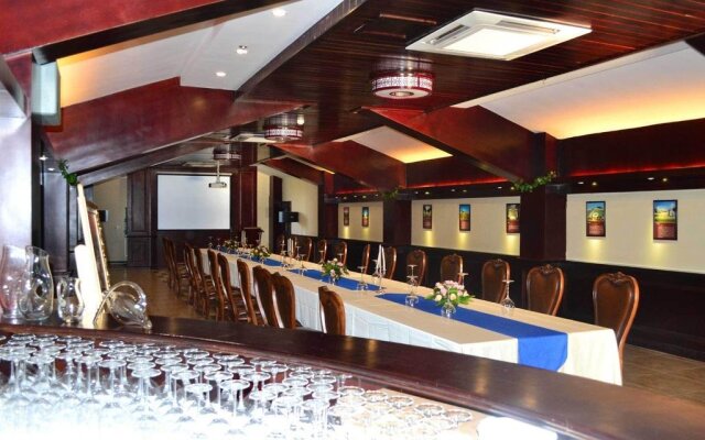 Junding Huayue Hotel