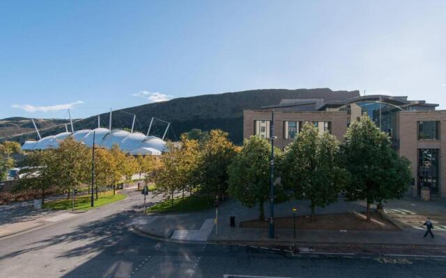 379 Luxury 3 Bedroom City Centre Apartment With Private Parking and Lovely Views Over Arthur s Seat