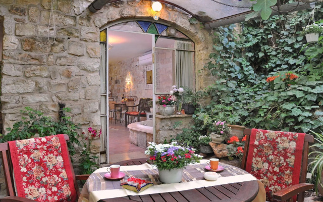 Pina Balev Inn