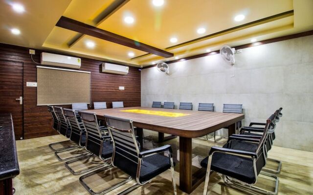 OYO 24872 Hotel Golden Fiesta
